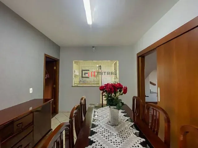 Sobrado com 330m² 5 quartos e 3 banheiros, à venda, no bairro Santa Mônica em Londrina