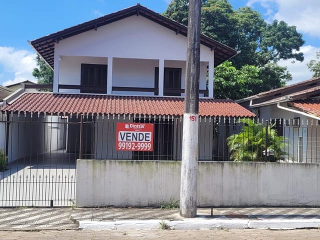 Sobrado com 361m² 4 quartos e 5 banheiros, à venda, no bairro Centro em Balneário Piçarras