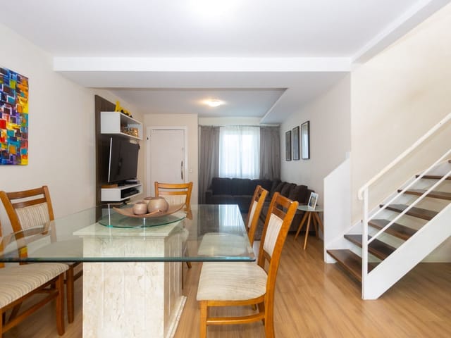 Sobrado com 640m² 4 quartos e 3 banheiros, à venda, no bairro Santa Cândida em Curitiba