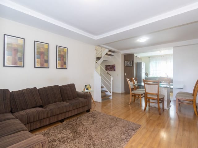 Sobrado com 640m² 4 quartos e 3 banheiros, à venda, no bairro Santa Cândida em Curitiba