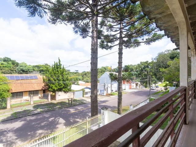 Sobrado com 640m² 4 quartos e 3 banheiros, à venda, no bairro Santa Cândida em Curitiba