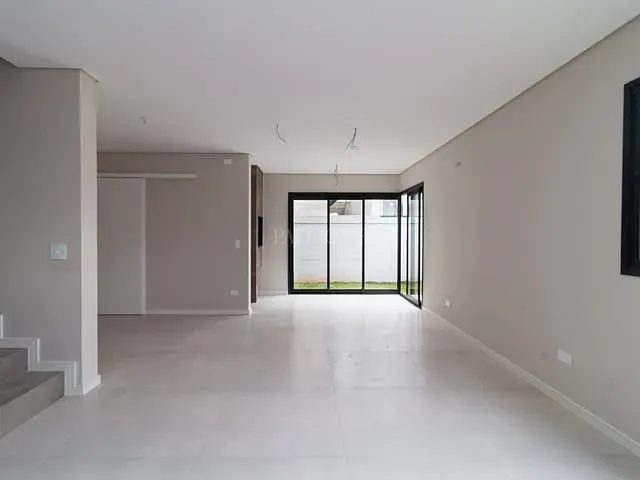 Sobrado 3 quartos e 4 banheiros, à venda, no bairro Santa Cândida em Curitiba