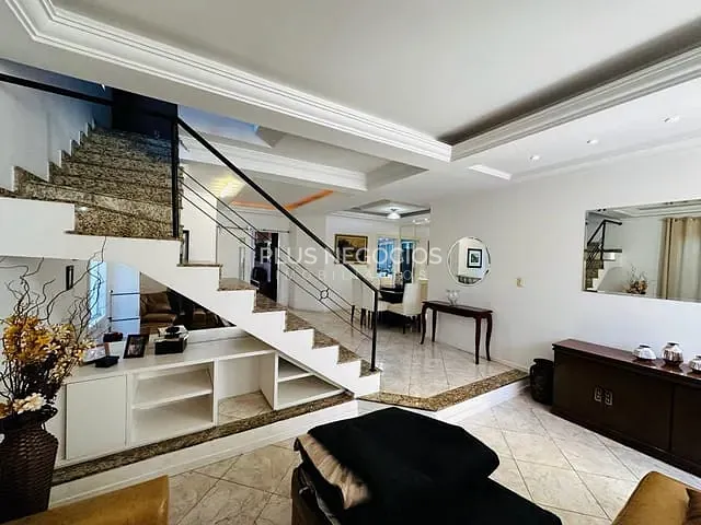 Sobrado com 480m² 4 quartos e 5 banheiros, à venda, no bairro Jardim Itanguá em Sorocaba
