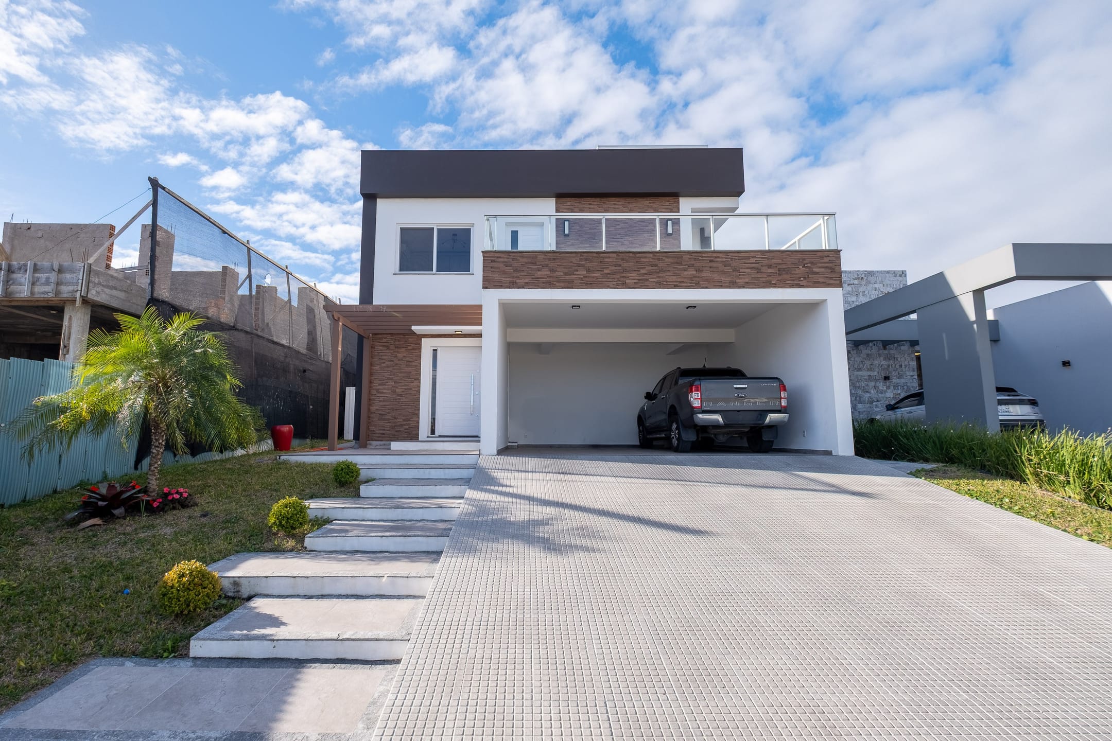 Sobrado de alto padrão no Alphaville Pelotas: 258 m², 4 dorms (1 suíte), piscina aquecida, espaço gourmet e vista para o lago. Condomínio com lazer completo.