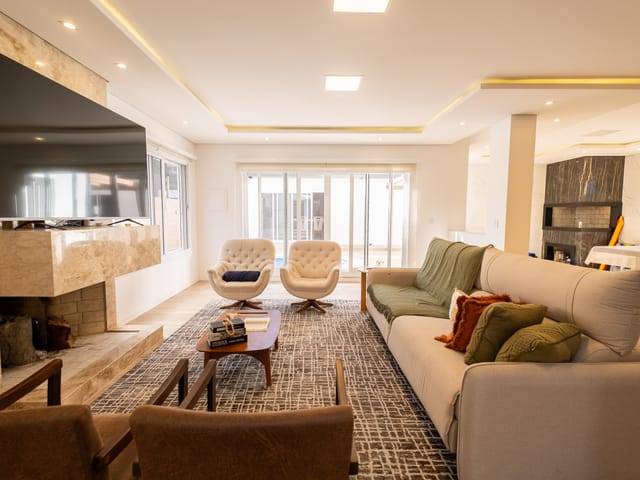 Casa com 400m² 4 quartos e 3 banheiros, à venda, no bairro Laranjal em Pelotas