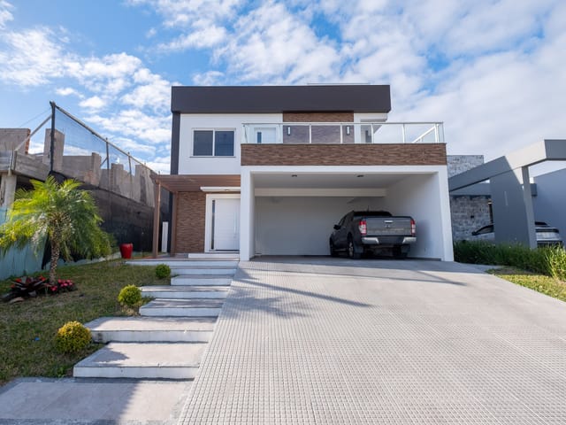 Casa com 400m² 4 quartos e 3 banheiros, à venda, no bairro Laranjal em Pelotas