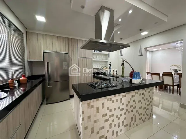 Sobrado com 460m² 4 quartos e 6 banheiros, à venda, no bairro Chácara Letônia em Americana