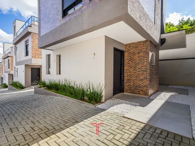 Sobrado com 117m² 3 quartos e 3 banheiros, à venda, no bairro Lindóia em Curitiba