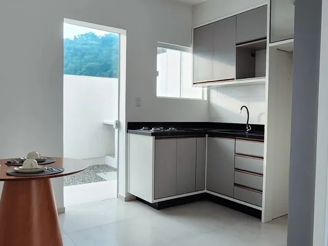 Sobrado 2 quartos e 2 banheiros, à venda, no bairro Espinheiros em Itajaí