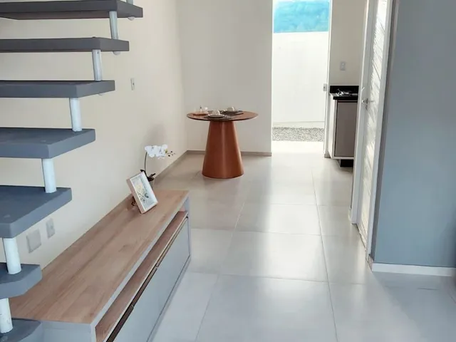 Sobrado 2 quartos e 2 banheiros, à venda, no bairro Espinheiros em Itajaí