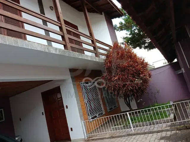 Sobrado 3 quartos e 2 banheiros, à venda, no bairro Parque Primavera em Poços de Caldas