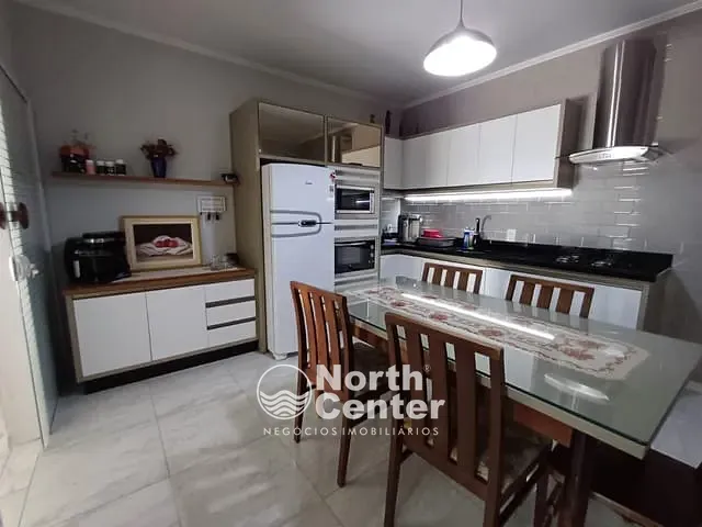 Sobrado com 395m² 4 quartos e 5 banheiros, à venda, no bairro Paranaguamirim em Joinville