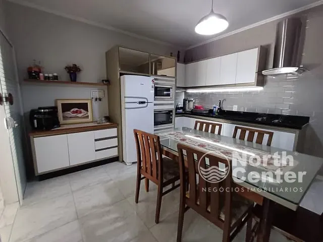 Sobrado com 395m² 4 quartos e 5 banheiros, à venda, no bairro Paranaguamirim em Joinville