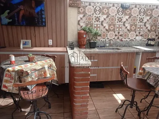 Sobrado 4 quartos e 2 banheiros, à venda, no bairro Meu Cantinho em Suzano