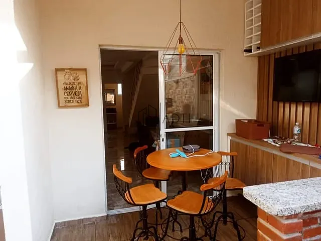 Sobrado 4 quartos e 2 banheiros, à venda, no bairro Meu Cantinho em Suzano
