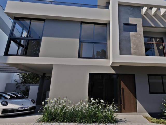 Sobrado com 172m² 3 quartos e 5 banheiros, à venda, no bairro São Lourenço em Curitiba