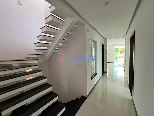 Sobrado com 353m² 5 quartos e 5 banheiros, à venda, no bairro Hernani Sá em Ilhéus