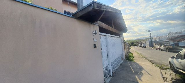Sobrado com 200m² 3 quartos e 2 banheiros, à venda, no bairro Residencial Mombaça I em Pindamonhangaba