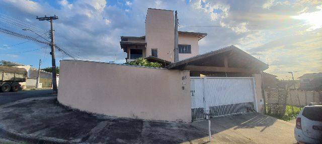 Sobrado com 200m² 3 quartos e 2 banheiros, à venda, no bairro Residencial Mombaça I em Pindamonhangaba