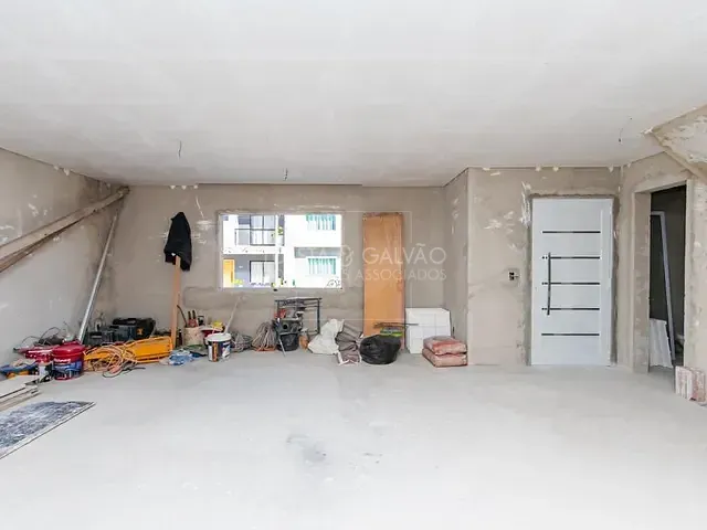 Sobrado com 233m² 4 quartos e 3 banheiros, à venda, no bairro Pinheirinho em Curitiba