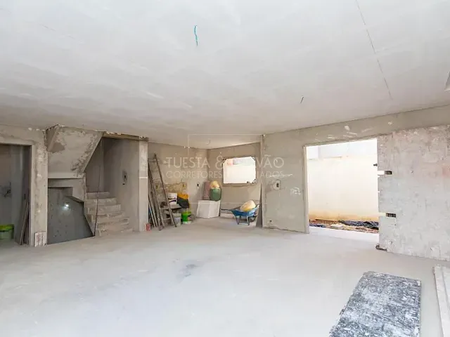 Sobrado com 233m² 4 quartos e 3 banheiros, à venda, no bairro Pinheirinho em Curitiba