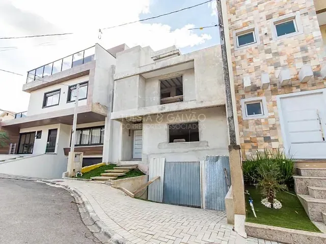 Sobrado com 233m² 4 quartos e 3 banheiros, à venda, no bairro Pinheirinho em Curitiba