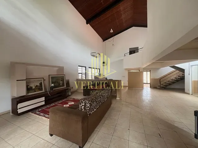 Sobrado com 648m², para alugar, no bairro Jardim Cuiabá em Cuiabá