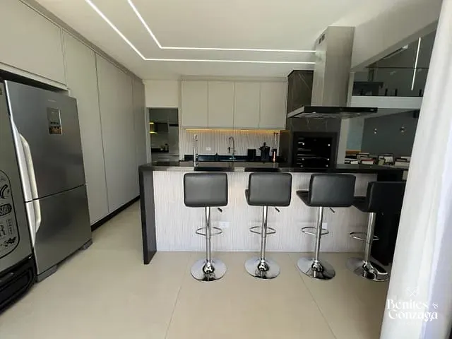 Sobrado 3 quartos e 5 banheiros, à venda, no bairro Jardim Munique em Maringá