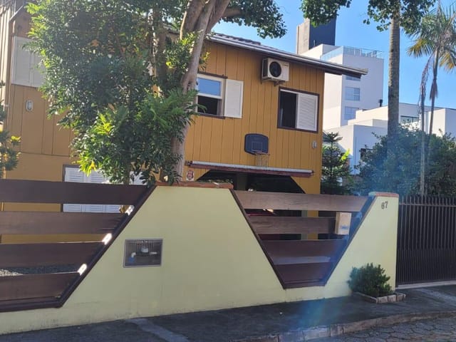 Sobrado com 293m² 4 quartos e 2 banheiros, à venda, no bairro Centro em Penha