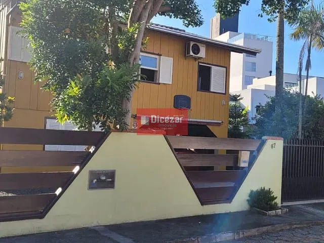 Sobrado com 293m² 4 quartos e 2 banheiros, à venda, no bairro Centro em Penha