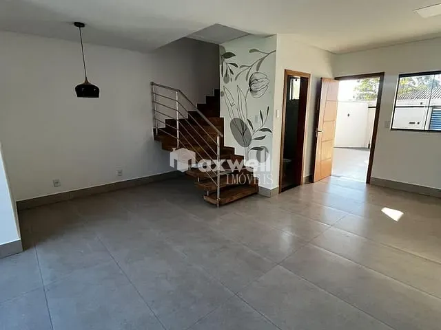 Sobrado com 190m² 3 quartos e 2 banheiros, à venda, no bairro Parque Hayala em Aparecida de Goiânia