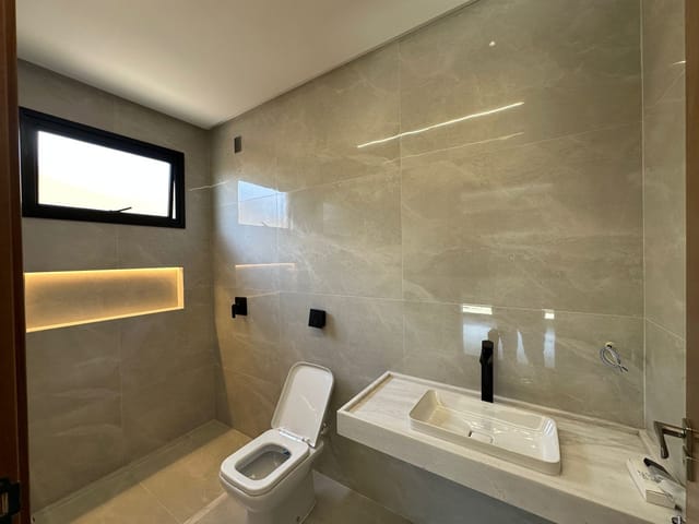 Sobrado com 250m² 3 quartos e 5 banheiros, à venda, no bairro Jardins Sevilha em Aparecida de Goiânia