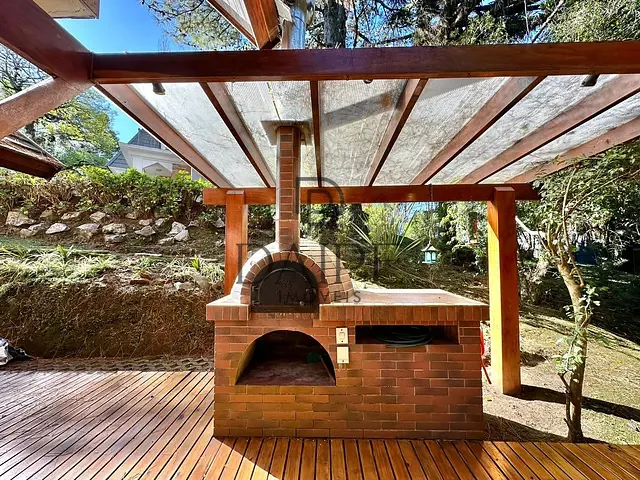 Sobrado com 736m² 4 quartos e 3 banheiros, à venda, no bairro Centro em Gramado