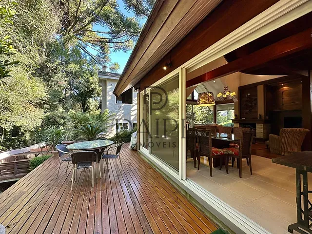 Sobrado com 736m² 4 quartos e 3 banheiros, à venda, no bairro Centro em Gramado