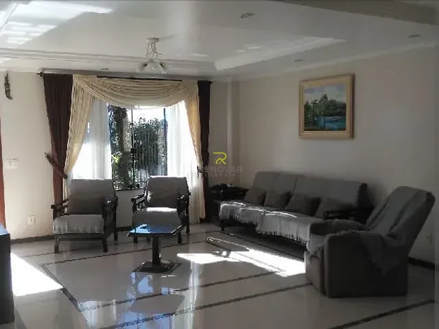 Sobrado com 700m² 5 quartos e 4 banheiros, à venda ou para alugar, no bairro Boqueirão em Guarapuava