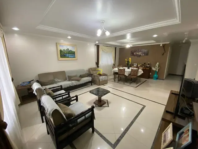 Sobrado com 700m² 5 quartos e 4 banheiros, à venda ou para alugar, no bairro Boqueirão em Guarapuava