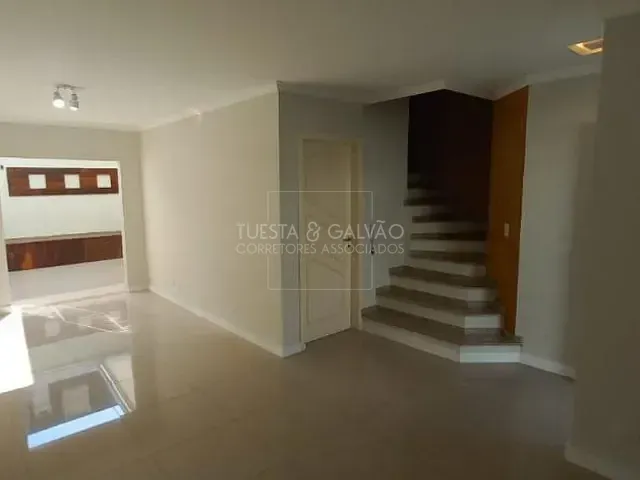 Sobrado com 160m² 3 quartos e 2 banheiros, à venda, no bairro Uberaba em Curitiba