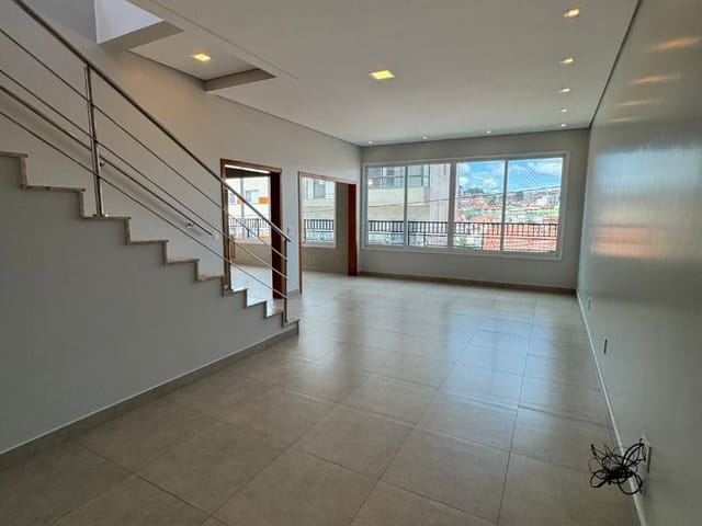 Sobrado 3 quartos e 3 banheiros, à venda, no bairro Centro em Extrema