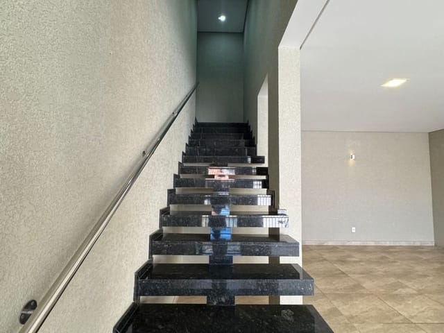 Sobrado 3 quartos e 3 banheiros, à venda, no bairro Centro em Extrema