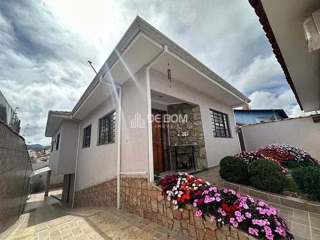 Casa com 250m² 3 quartos e 2 banheiros, à venda, no bairro Jardim das Hortênsias em Poços de Caldas