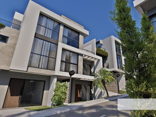 Sobrado com 156m² 3 quartos e 5 banheiros, à venda, no bairro São Lourenço em Curitiba