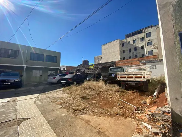 Sobrado com 448m² 4 quartos e 2 banheiros, à venda, no bairro Centro em Guarapuava