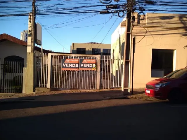Sobrado com 448m² 4 quartos e 2 banheiros, à venda, no bairro Centro em Guarapuava