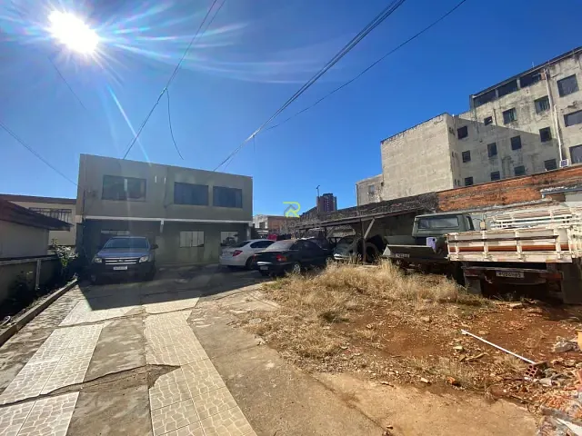 Sobrado com 448m² 4 quartos e 2 banheiros, à venda, no bairro Centro em Guarapuava
