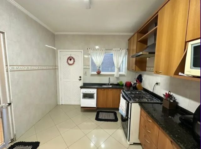 Sobrado 4 quartos e 4 banheiros, à venda, no bairro Parque São Vicente em Mauá