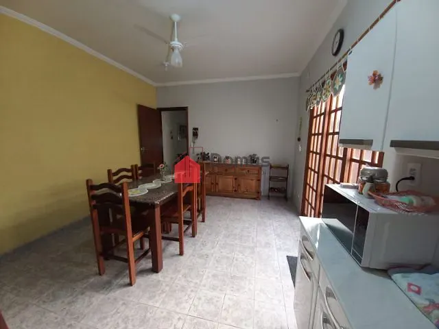 Sobrado com 165m² 3 quartos e 1 banheiro, à venda ou para alugar, no bairro Jardim Rosely em Pindamonhangaba