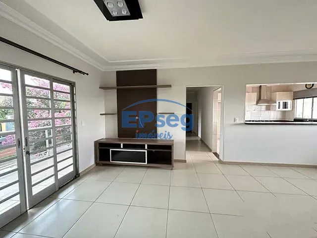 Sobrado com 436m² 3 quartos e 2 banheiros, à venda, no bairro Parque Residencial Joaquim Toledo Piza em Londrina
