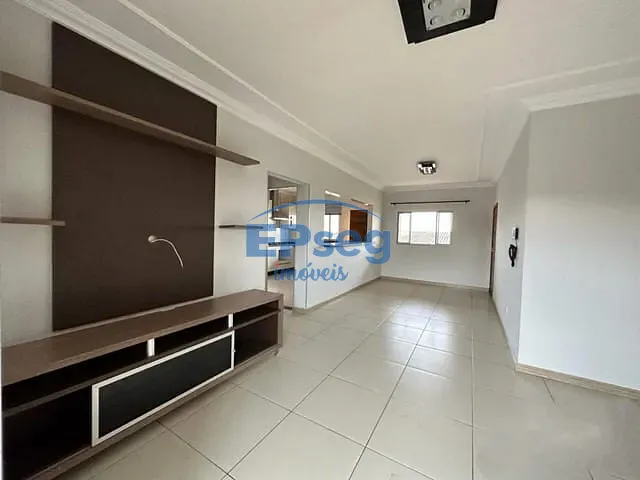 Sobrado com 436m² 3 quartos e 2 banheiros, à venda, no bairro Parque Residencial Joaquim Toledo Piza em Londrina