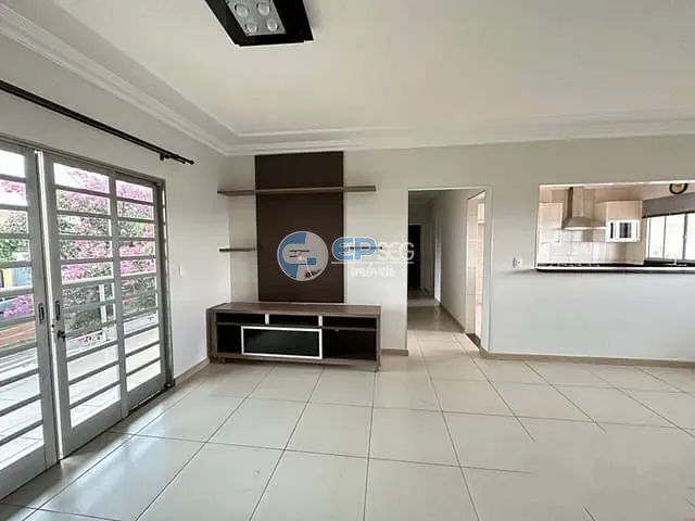 Sobrado com 436m² 3 quartos e 2 banheiros, à venda, no bairro Parque Residencial Joaquim Toledo Piza em Londrina