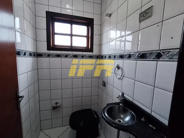 Sobrado com 393m² 5 quartos e 5 banheiros, à venda, no bairro Campos Elíseos em Taubaté